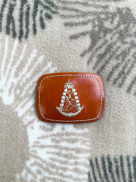 HEBILLA CUADRADA DE PIEL BORDADA  VIRGEN